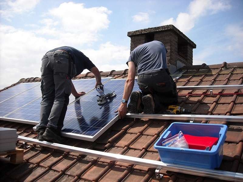 How to Clean Solar Panels the Right Way – 4 Tips