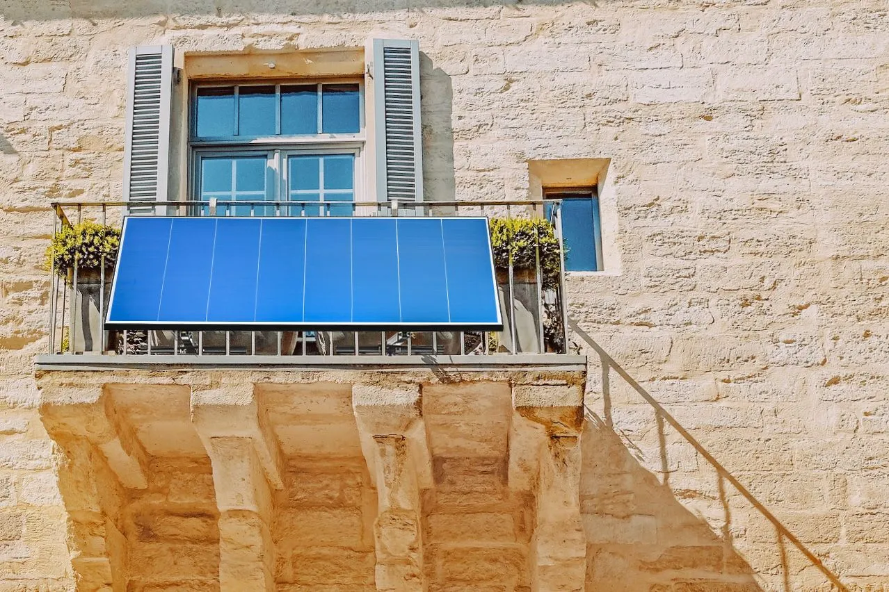Installing solar panels on your flat balcony
